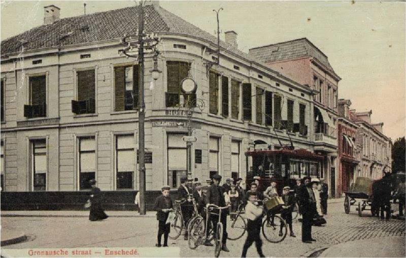Gronausestraat 1 hoek Oldenzaalsestraat hotel De Klomp 1908 telefoonpaal.jpg