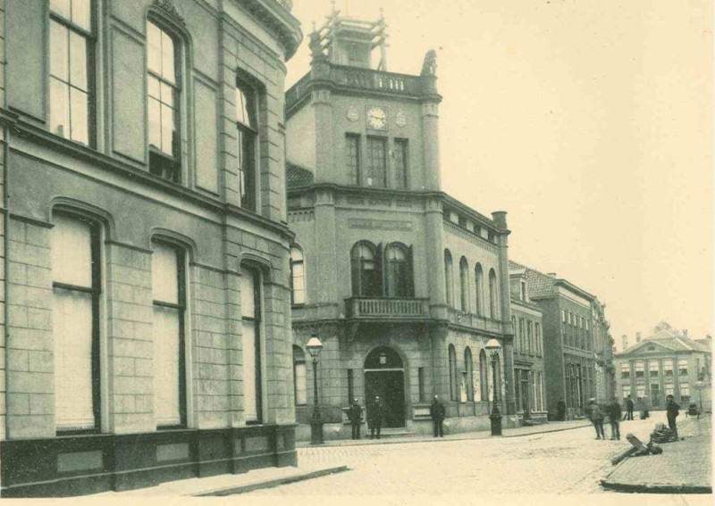 Langestraat 38 oude stadhuis 1897 links op de hoek het oude Janninkshuis.jpg