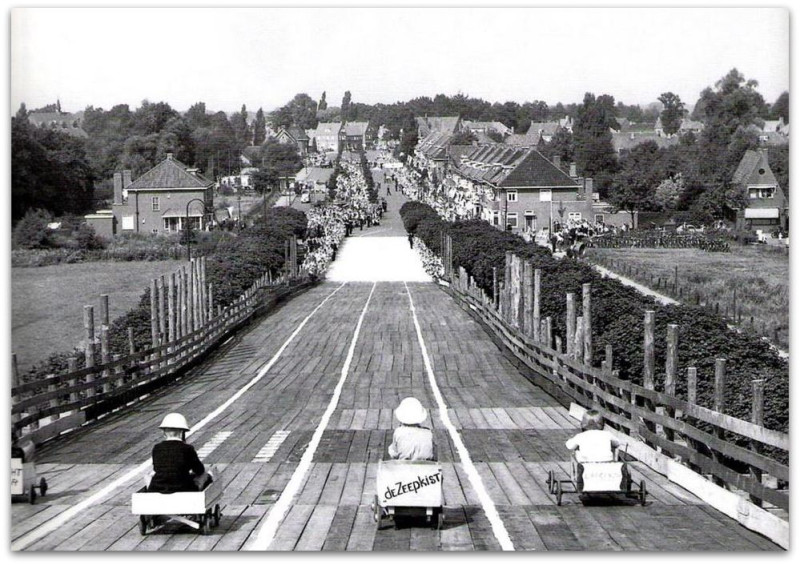 Getfertsingel 112 rechts vanaf Brug Zuid later Wethouder Nijkampbrug zeepkistenraces 12 augustus 1950.jpg