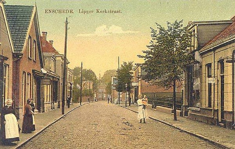 Lipperkerkstraat 33-41 Rechts RK meisjesschool St. Maria (met Ulo), links 12 nu winkels van Haarman. Rechts Wilhelminastraat 1912 telefoonmast.jpg