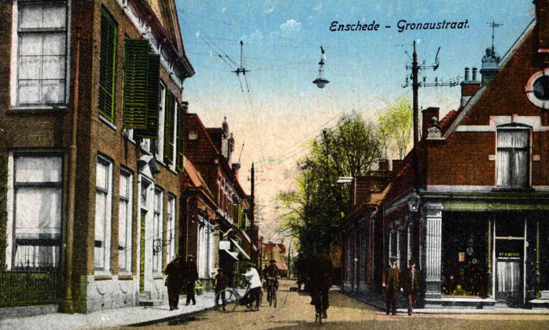 Gronausestraat 19 links Elderinkshuis. rechts 30 Meijer telefoonmast.jpg