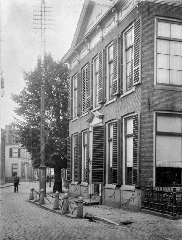 Gronausestraat 19 Elderinkshuis met hek en telefoonmast.jpg