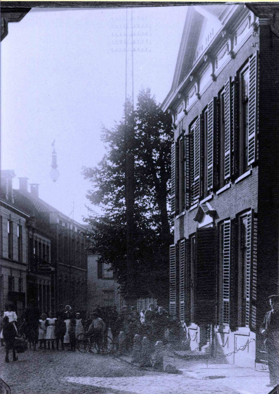 Gronausestraat 19 Richting centrum met rechts Elderinkshuis met hek en ketting 1907 telefoonmast.jpg