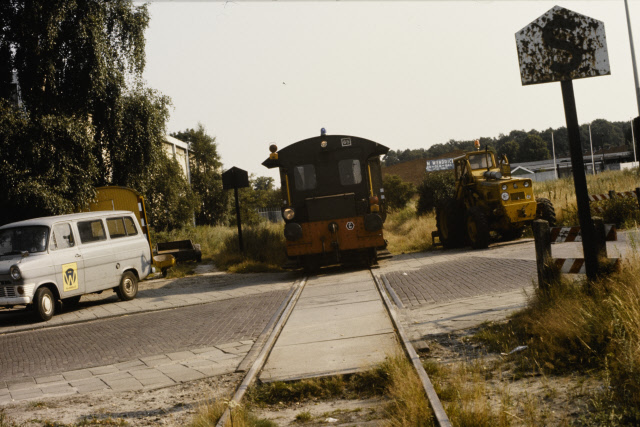 Gasfabriekstraat 24 Spoorwegovergang met locomotief van de Nederlandse Spoorwegen.  rechts pand van Wendrich Brandstoffenhandel.jpeg