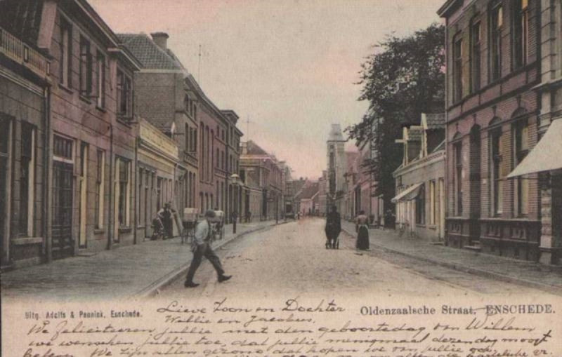 Oldenzaalsestraat 58 rechts De Faam daar tegenover nr. 61 Gasfitter Ticheler 1900.jpg