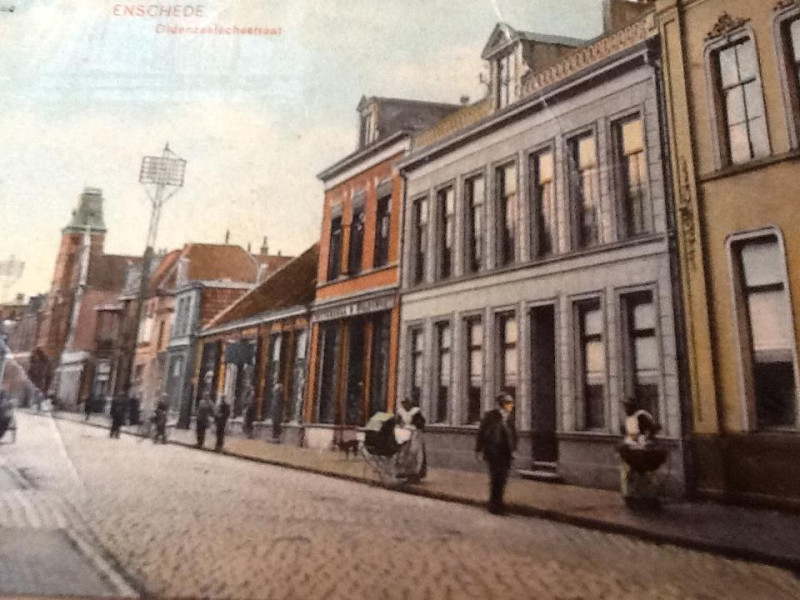 Oldenzaalsestraat 58 gebouw De Faam met telefoonmast 1920.jpg