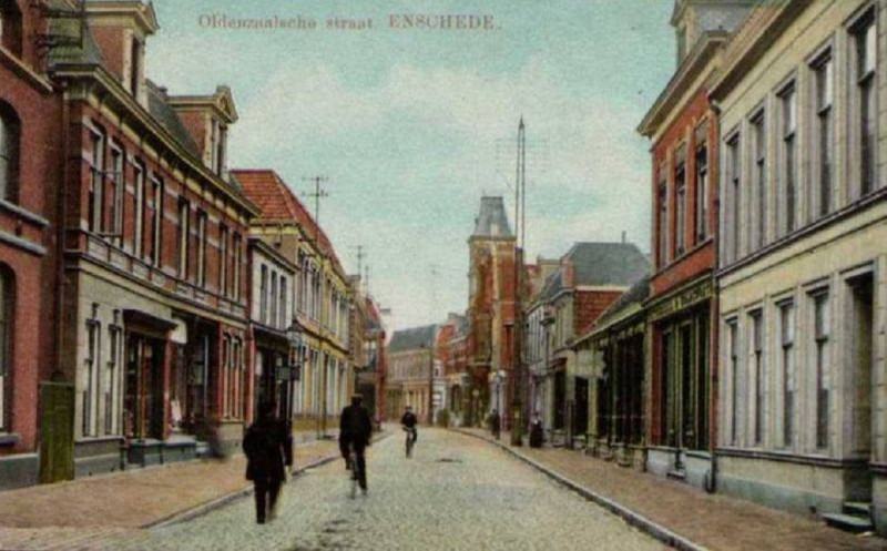 Oldenzaalsestraat 58 nu De Heurne met rechts torentje De Faam daar tegenover nr. 61 gasfitter Ticheler. telefoonmast.jpg