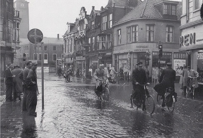 Langestraat 2-4 Gronausestraat Oldenzaalsestraat Kalanderstraat kruispunt De Klomp wateroverlast. winkel Tricotages Hansen  Zelten. Palthe.jpg