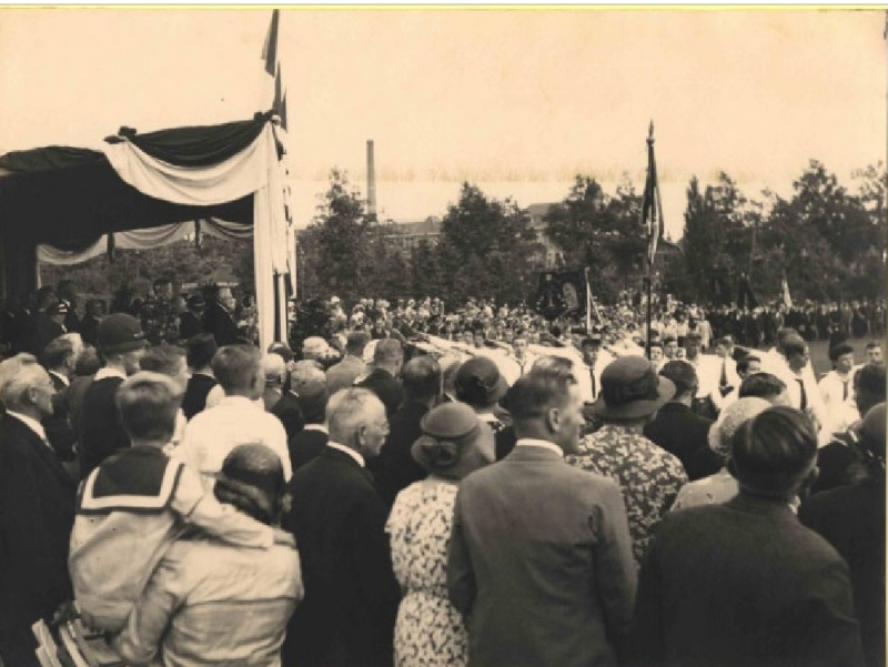 G.J. van Heekpark 15-7-1932 Défilé t.g.v. van het afscheid van burgemeester Edo Bergsma.jpg