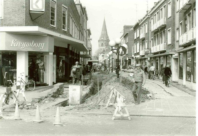 Raadhuisstraat 16 Kreymborg hoek met H.J. van Heekplein, Grote Kerk op de achtergrond 1980.jpg