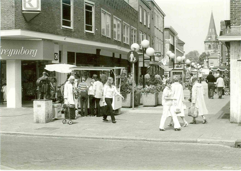 Raadhuisstraat 16 Hoek met H.J. van Heekplein, op de achtergrond de Grote Kerk, Kreymborg, van Haren 1979.jpg