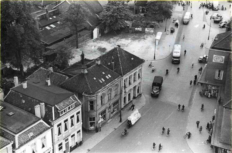 Langestraat 29, 31, 33, 35 Vanaf stadhuistoren richting Windbrugplein nu van Loenshof 1943.jpg