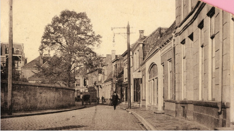 Kalanderstraat 13-21 T.h.v. Zuiderhagen noordelijke richting met café Top. 1900.jpg
