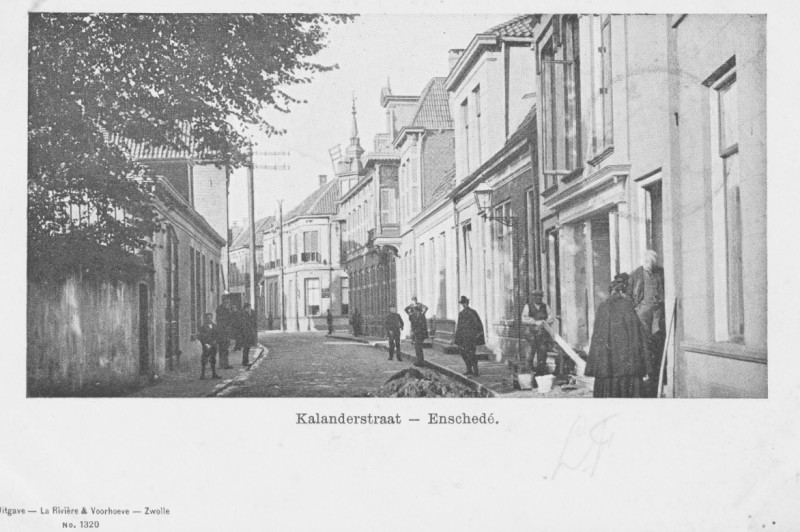Kalanderstraat 1-7  telefoonpalen 1903.jpg