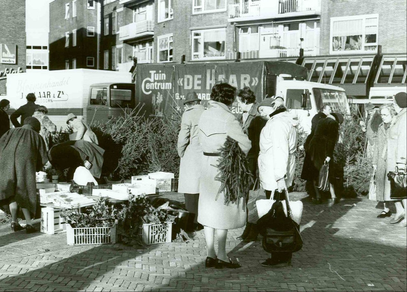 H.J. van Heekplein dec. 1980 Kerstmarkt; verkoop kerstbomen.(2).jpg