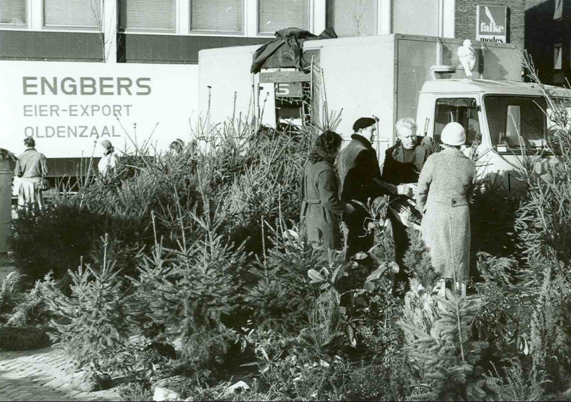H.J. van Heekplein dec. 1980 Kerstmarkt; verkoop kerstbomen.jpg