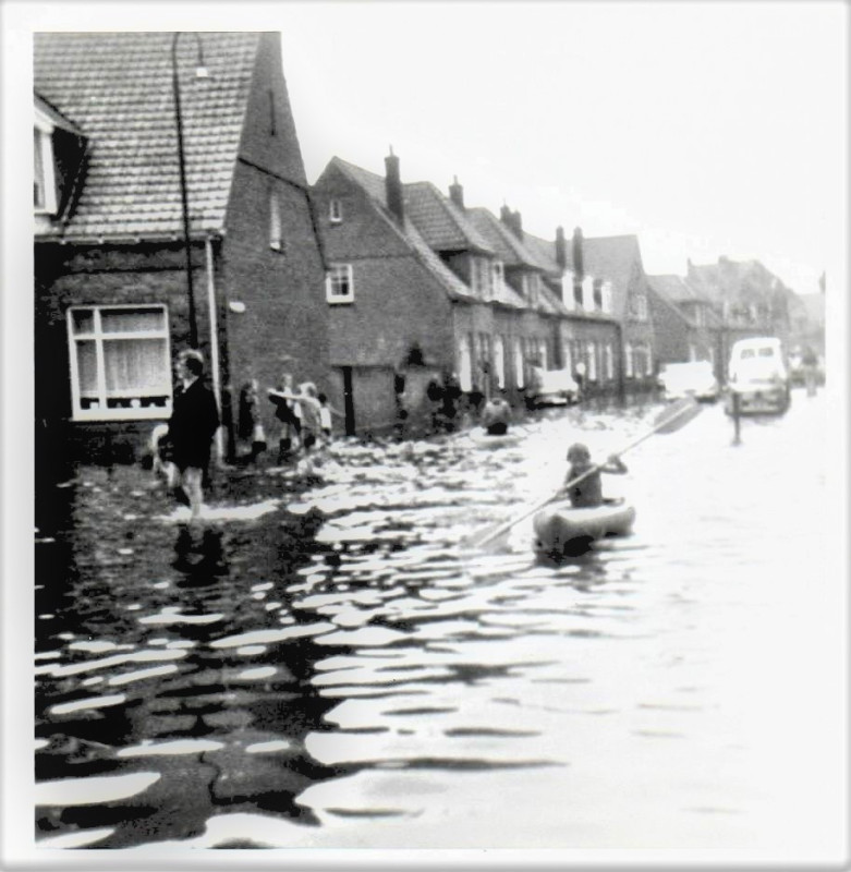 Ververstraat 13 hoek Bombazijnstraat wateroverlast 1969.jpg