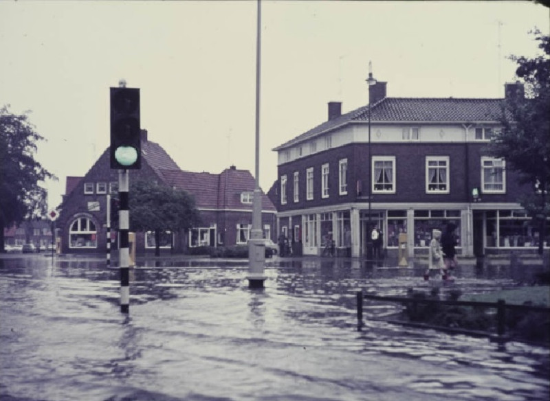 Haaksbergerstraat 368 hoek Getfertsingel-Janninksweg-Pathmossingel. wateroverlast door wolkbreuk winkel Kiffen 17-8-1969.jpg