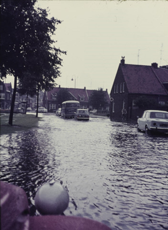 Pathmossingel 170 hoek Janninksweg en Janninksplein  wateroverlast wolkbreuk veroorzaakte overstroming v.h. wegdek 17-8-1969.jpeg