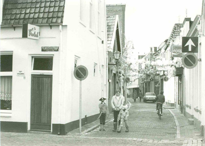 Stadsgravenstraat 55 cafetaria Schippers en 57 hoek Menistenstraat 1983.jpg