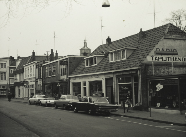 Oldenzaalsestraat 25-39 Woningen en winkels  in zuidelijke richting met o.a. Kleefstra, SIWA-shop, fietsenwinkel 20-2-1972.jpeg