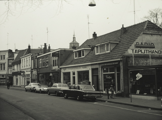 Oldenzaalsestraat 25-39 Woningen en winkels in zuidelijke richting met o.a. Kleefstra, SIWA-shop, fietsenwinkel 20-2-1972.jpeg