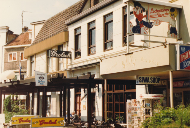 De Heurne 25-27 vroeger Oldenzaalsestraat 25-27 Café De Halve Maan met rechts naastgelegen lectuur shop SIWA juni 1987.jpeg