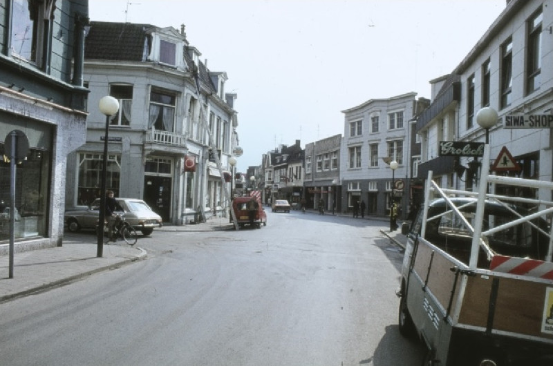 Oldenzaalsestraat 27 Rechts Siwa-shop, bioscoop Metropole 1970.jpg