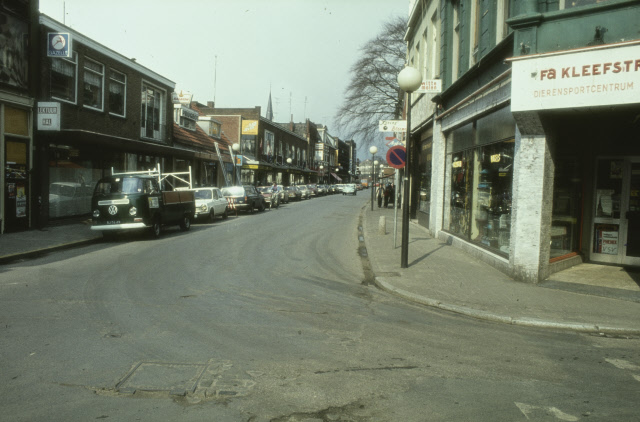 Oldenzaalsestraat 27 e.v. Winkels links Siwa-shop, fietsenwinkel Offrein, Evro Uitzendbureau, Bertus Workel jaren 70.jpeg