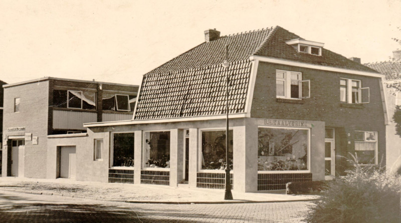 Heutinkstraat 200 vroeger Veenstraat 370 hoek Daalweg B.H. Kaalverink rijwielhandel 1956.jpg