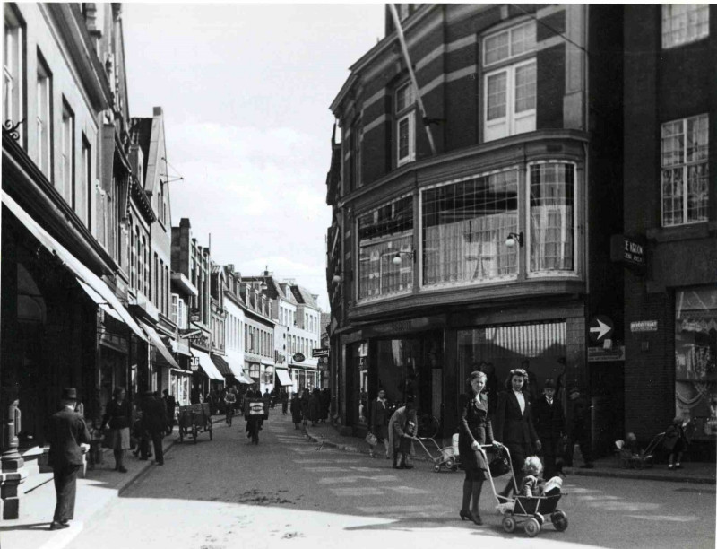 Haverstraat 23 vanaf de hoek Burgemeesterstraat richting Langestraat met rechts modezaak Bercon vroeger Kirch. 1942.jpg