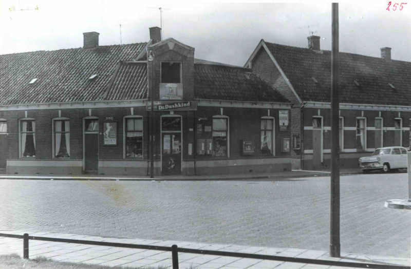 Dennenweg 205 hoek Zweringweg  1961 sigarenwinkel Nieuwe Weme.jpg