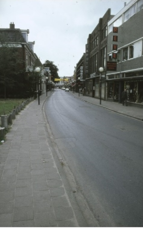Oldenzaalsestraat 59 winkels Reve, Platvoet, Melching en Van Ulzen. jaren 70.jpg