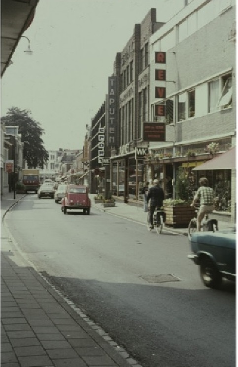 Oldenzaalsestraat 59 winkels Reve, Platvoet, Melching en Van Ulzen. jaren 70 (2).jpg