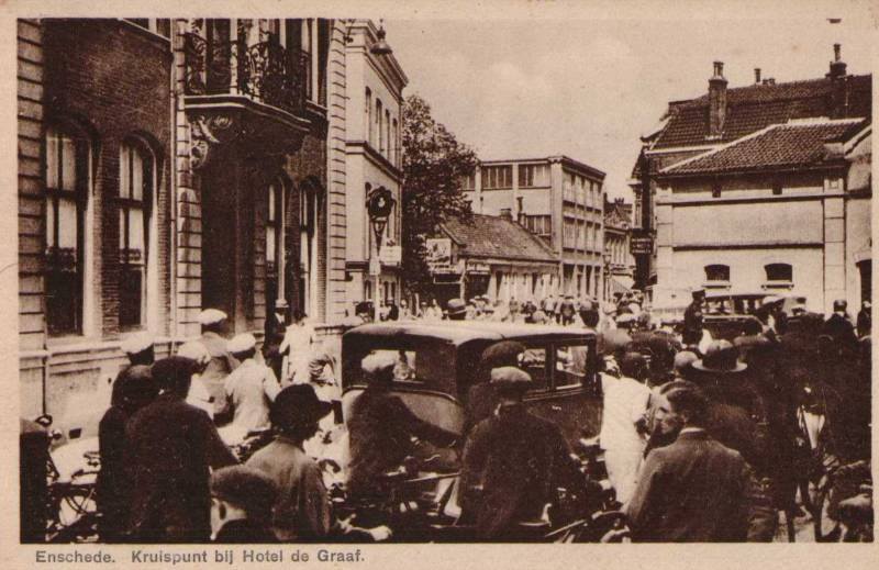 Haaksbergerstraat 2 richting Hengelosestraat 7 kruispunt De Graaff, Baurichter, politieagent. achtergrond koetshuis Marktstraat.jpg