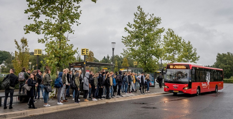 Drukte bij de bushalte.jpg