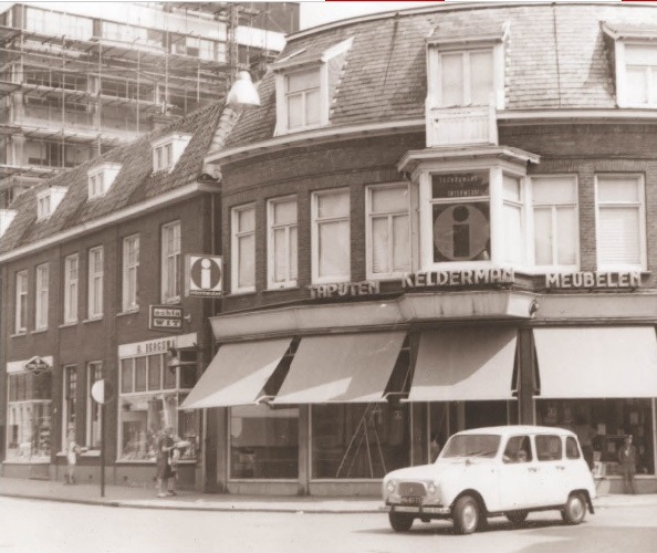 De Klomp 38-38a woningen en winkels op de hoek met de Veenstraat met o.a. Intermeubel Kelderman en Drogisterij Bergsma. 1967.jpg
