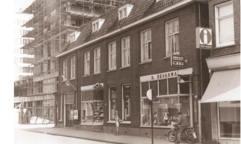 De Klomp 38 woningen en winkels, o.a. Drogisterij H. Bergsma en Intermeubel Kelderman 1967.jpg