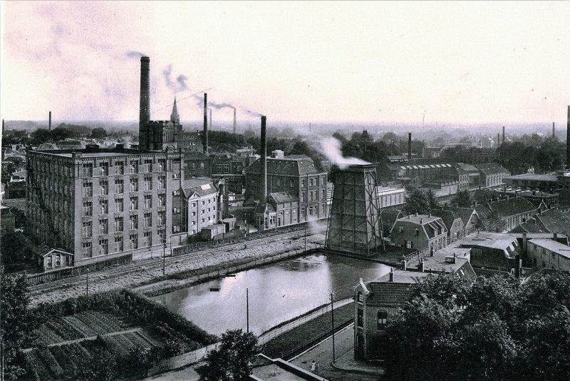 Molenstraat 94 en Parallelweg Van Heek en Co met koeltoren 1900.jpg