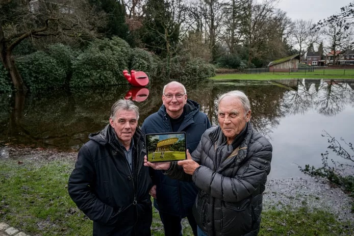 Er komt een muziekkoepel in het Van Heekpark. Een ontwerp is er al, de vergunning is aangevraagd. V.ln.r. Albert Fransen, Hans van Agteren en Gerard Oude Vrielink.jpg