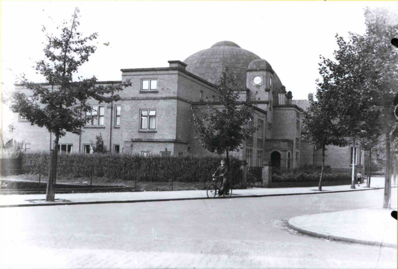 Prinsestraat 14-18 Hoek Emmastraat met zijaanzicht Synagoge 1930.jpg