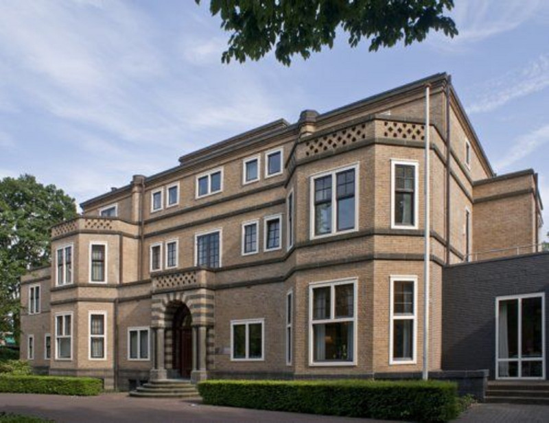 M.H. Tromplaan 55 (v.h. Rembrandtlaan 55) Villa Memphis gebouwd in 1923 naar een ontwerp van K.P.C. de Bazel in opdracht van S. Menko.jpg