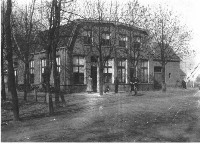 Dorpsstraat 137 cafe Sprakel ca 1920.jpg