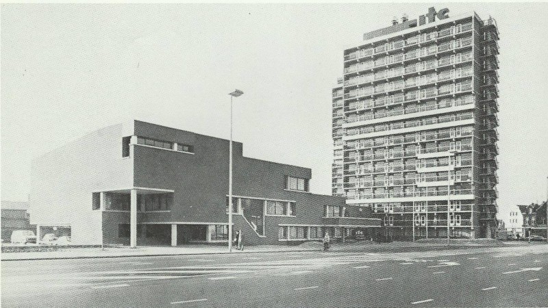 Boulevard 1945-2 ITC hotel n die kleine heuveltjes voor de ingang van het Dish Hotel waren de veldkeien van de Kortestraat verwerkt..jpg