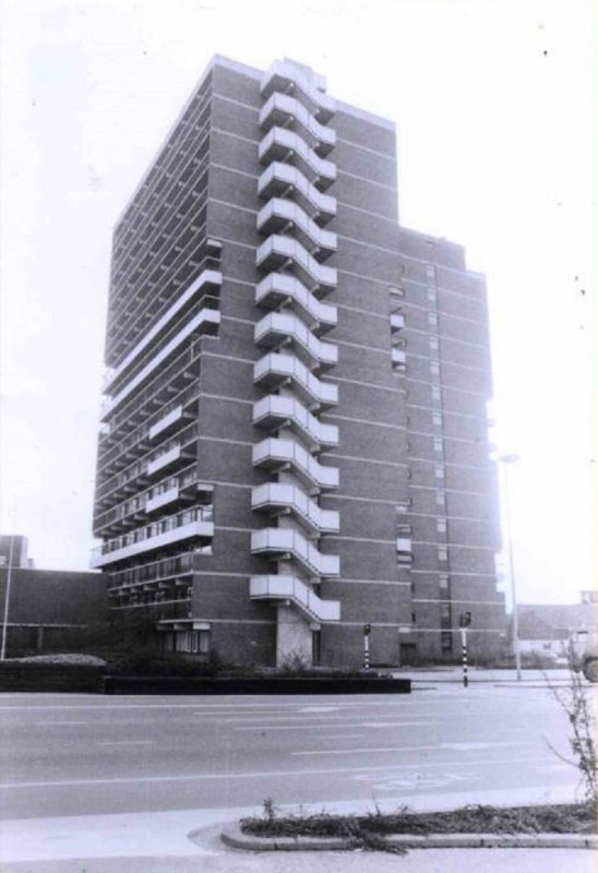 Boulevard 1945-2 ITC hotel links onderaan het veldkeienheuveltje afkomstig uit de  hier vroeger gelegen Kortestraat 1980.jpg