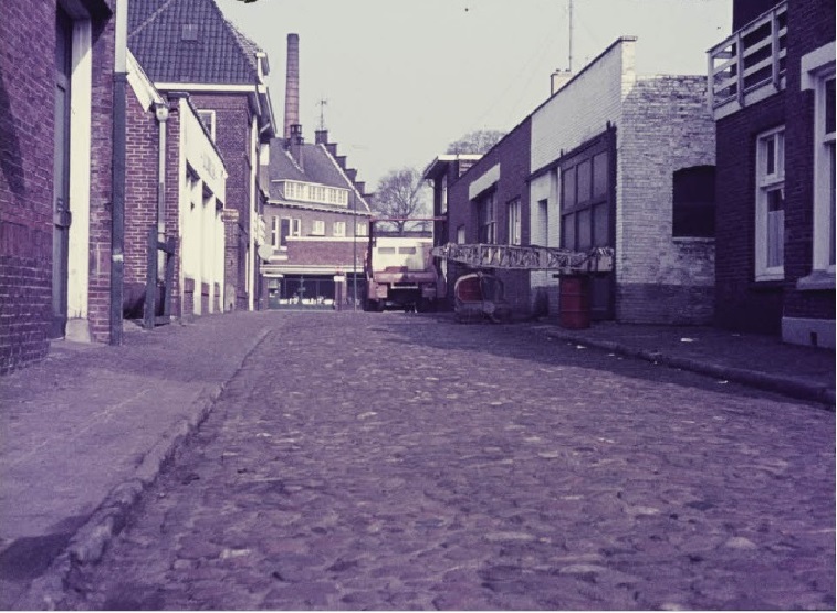 Kortestraat vanuit Koningstraat richting C.F. Klaarstraat (nu Boulevard) met de laatste nog aanwezige veldkeienstraat. 2-3-1969.jpg
