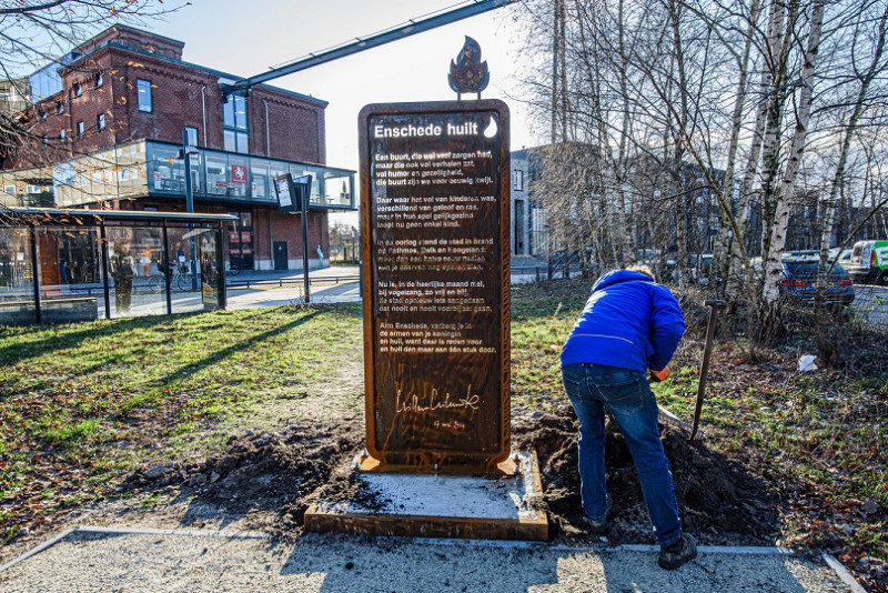 Roomweg hoek Lonnekerspoorlaan monument met het gedicht van Willem Wilmink 8-1-2024.jpg