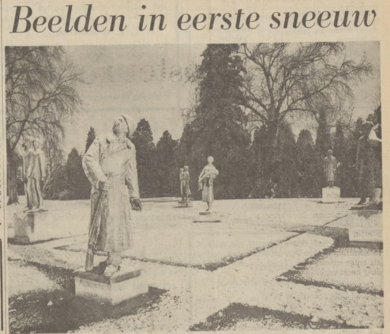 Volkspark oorlogsmonument beeldengrope in de sneeuw krantenfoto Tubantia 22-12-1970.jpg