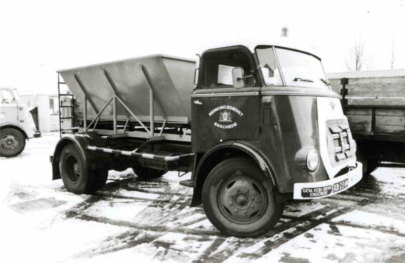 Wethouder Nijhuisstraat 1 Sneeuwschuiver en strooiwagens Gemeentelijke Reinigingsdienst 1964.jpg