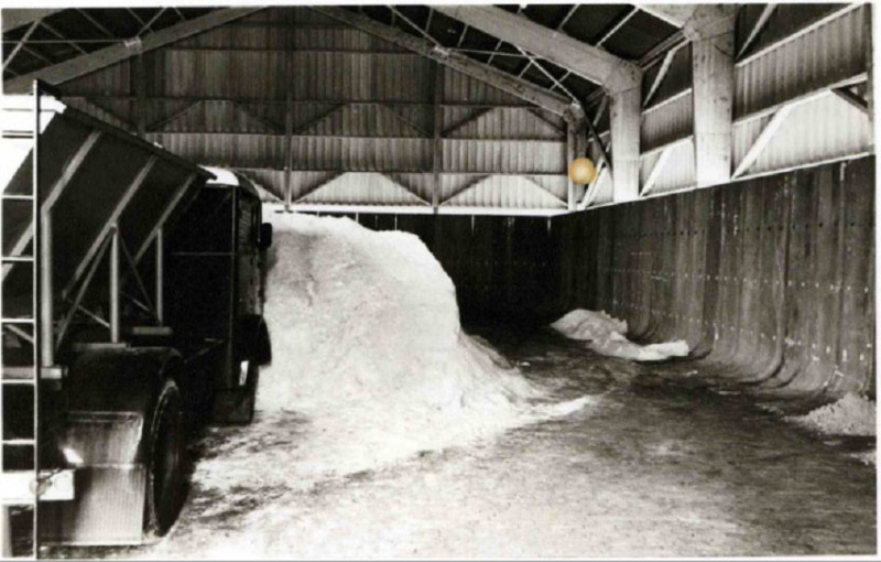 Wethouder Nijhuisstraat 1 Loods voor opslag strooizout met strooiwagen van de gemeentelijke Reinigingsdienst 1964.jpeg